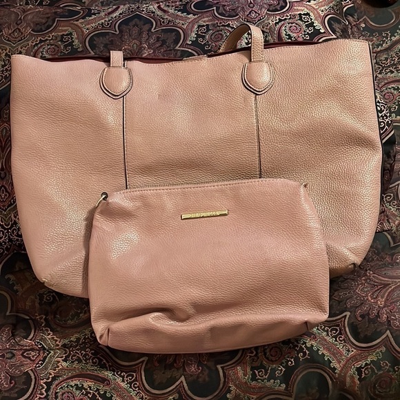 Steve Madden Handbags - Steve Madden Tote in the color mauve!